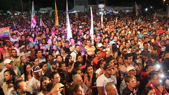 Público atento ao discurso de Rui Costa | foto: Raimundo Mascarenhas