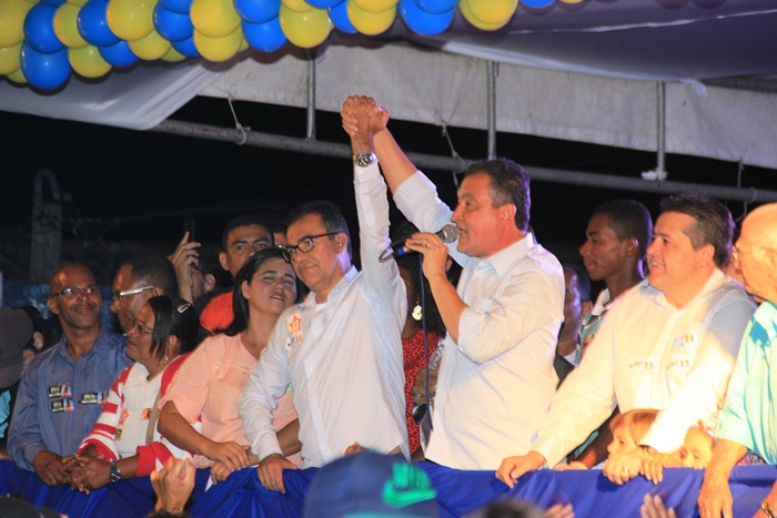 Rui na eleição passada esteve no último comício de Assis, prometeu que estaria na posse e cumpriu, fato lembrado por Assis em seu discurso | Foto: Raimundo Mascarenhas