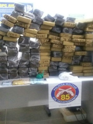 Dupla é presa ao transportar 150 kg de maconha em carro no oeste da Bahia