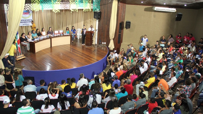 participaram da mesa a diretora do CENEB Rosângela Ramos, as vice diretoras Valdemara Souza e Rita Tarcisa, secretária de Educação Perpétua Sampaio, estudante Otniele Mota e professora Margarida Gomes e Zenaide dos Reis Silva | Foto: Raimundo Mascarenhas