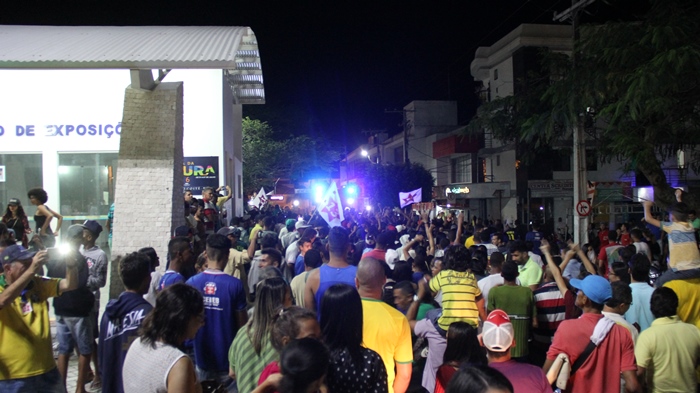 Após o evento os participantes saíram em passeata| foto: Raimundo Mascarenhas