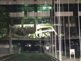 Parte da fachada do Centro de Convenções desabou, em Salvador