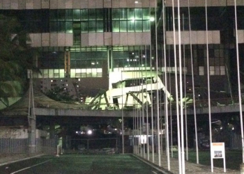 Parte de fachada do Centro de Convenções desaba, diz polícia