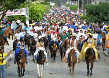 Cavalgada marca abertura oficial da Vaquejada em Serrinha 2016