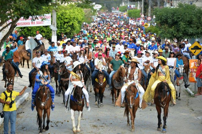 Cavalgada marca abertura oficial da Vaquejada em Serrinha 2016