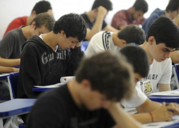 Ensino médio: estudantes querem melhor formação de professores e diálogo