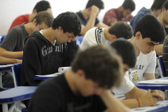 Ensino médio: estudantes querem melhor formação de professores e diálogo