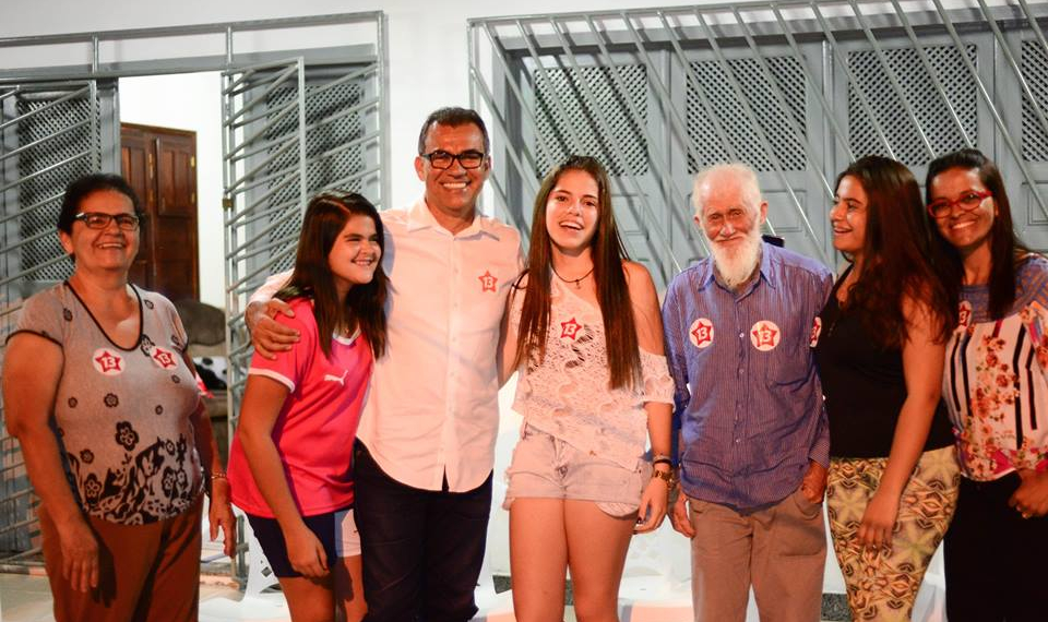 Coité – Pais de Alex da Piatã aparecem em fotos ao lado de Assis