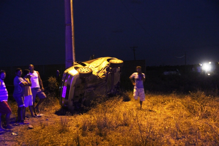 O Fiat Palio foi arremessado para fora da pista e parou no poste | Foto: Raimundo Mascarenhas