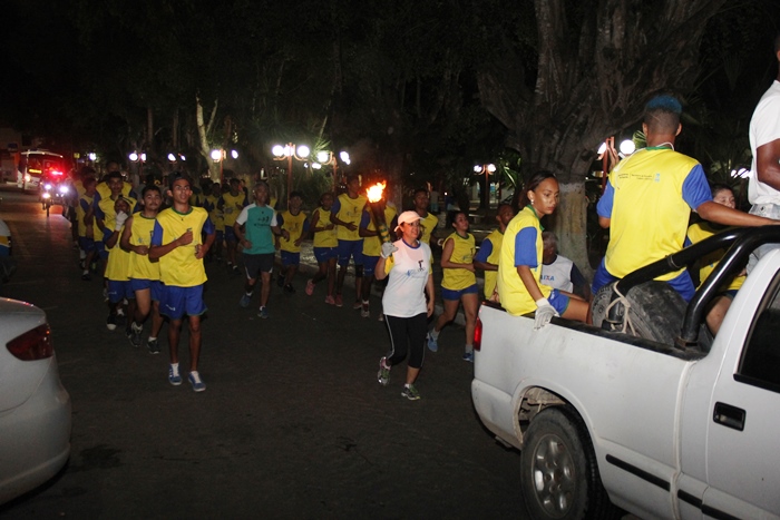 Secretária de Educação e Esporte de Coité, Perpétua Sampaio ultima condutora da tocha em Serrinha | Foto: Raimundo Mascarenhas