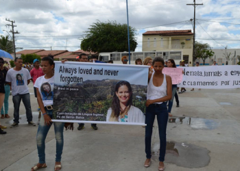 Alunos, amigos e familiares da professora Ienata, assassinada vão às ruas em passeata cobrando o andamento do caso