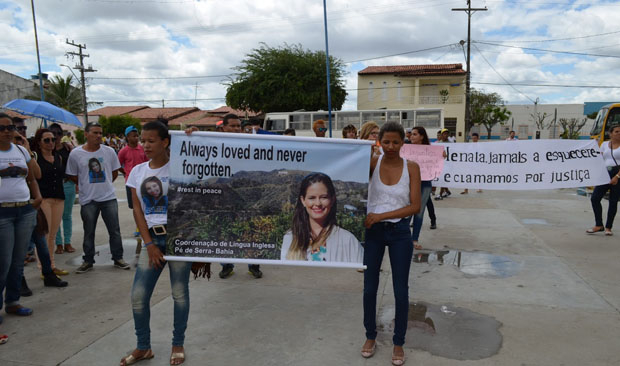 Alunos, amigos e familiares da professora Ienata, assassinada vão às ruas em passeata cobrando o andamento do caso
