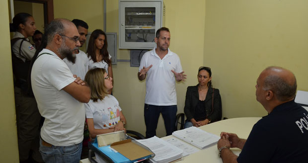 Alunos, amigos e familiares da professora Ienata, assassinada vão às ruas em passeata cobrando o andamento do caso