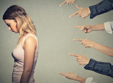 Um terço da população brasileira acredita que culpa de estupro é da vítima, diz pesquisa