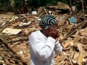 Família sai por 1h30 e acha casa demolida ao voltar