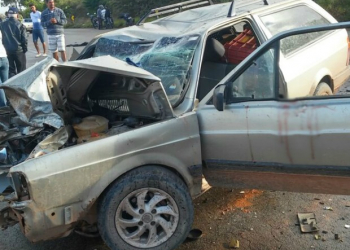 Duas pessoas em uma moto morrem após colisão com carro