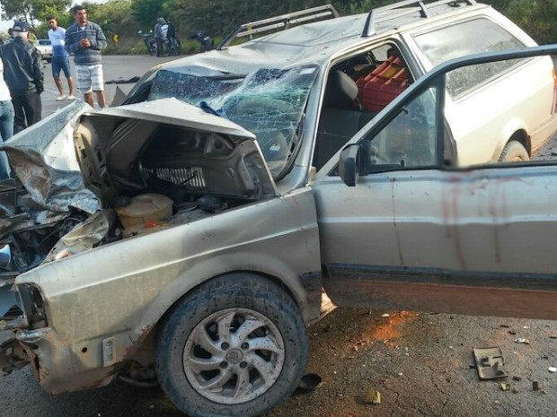 Duas pessoas em uma moto morrem após colisão com carro