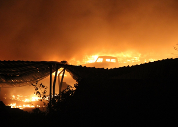 Coité II – Incêndio destrói fábrica de material reciclado