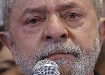 Lula chora em ato do PT e diz que se entrega a pé se provarem corrupção