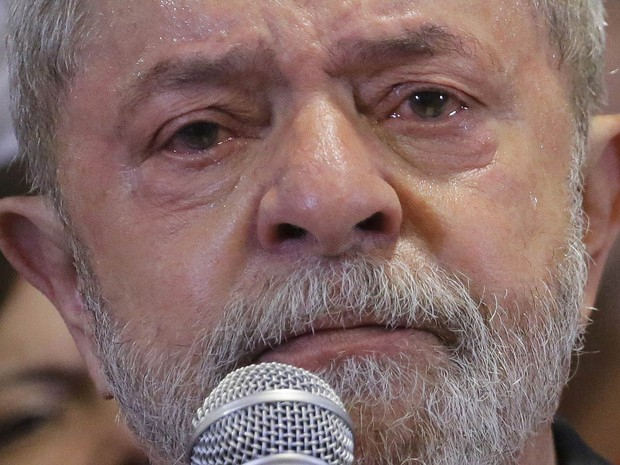 Lula chora em ato do PT e diz que se entrega a pé se provarem corrupção