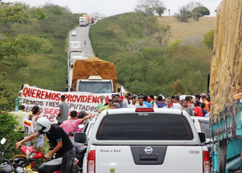 Manifestantes fecham rodovia BA 409 pedindo recuperação imediata