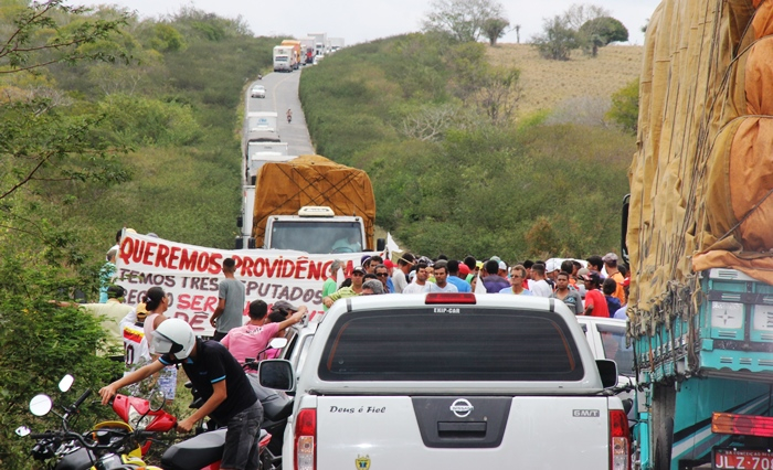 Manifestantes fecham rodovia BA 409 pedindo recuperação imediata