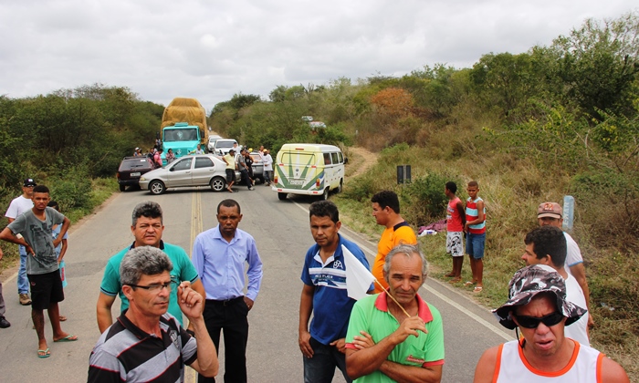 Os veículos que transportavam pessoas doentes não foram impedidos e passaram por um desvio