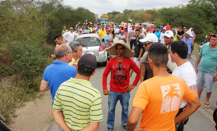 Antônio Cristóvão (de vermelho) disse se não tiver uma resposta imediata haverá nova interdição