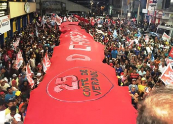 Coité – Multidão leva manto vermelho gigante para ás ruas relembrando a história do grupo de Vertinho e Renato
