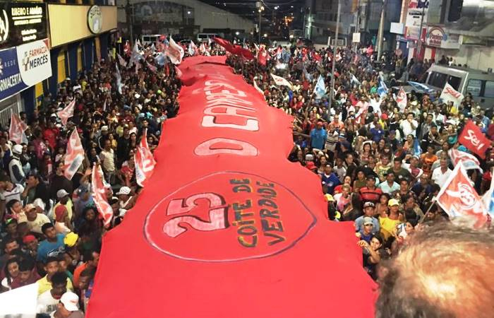 Coité – Multidão leva manto vermelho gigante para ás ruas relembrando a história do grupo de Vertinho e Renato