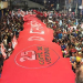 Coité – Multidão leva manto vermelho gigante para ás ruas relembrando a história do grupo de Vertinho e Renato