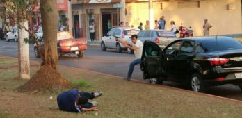 Momento em que o atirador sai do veículo em Goiás