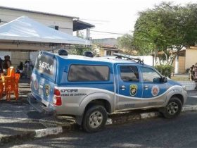 Segundo polícia, trio chegou ao local e atirou contra vítima