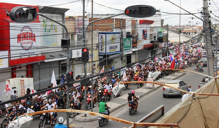 Com o direito de utilizar o centro da cidade neste domingo, coligação Avante Coité (Assis e Val) começou cedo