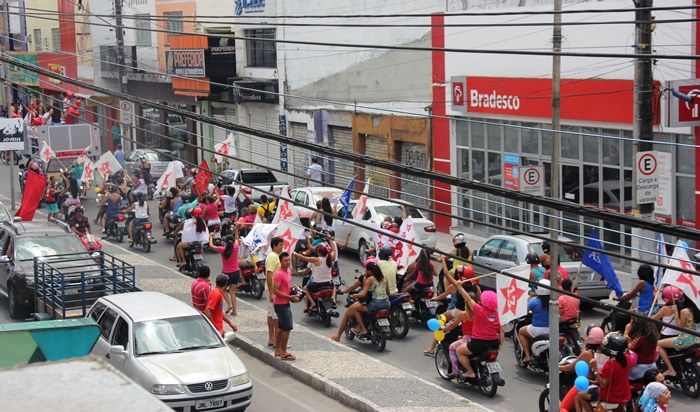 Sob a liderança de Val, mulherada de moto ‘invade” às ruas de Coité em apoio a reeleição de Assis