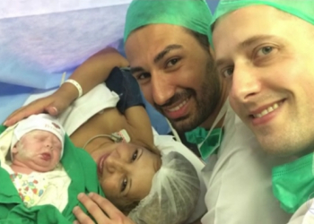 Mulher oferece ventre para bebê de filho gay com marido francês dele