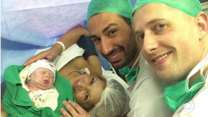 Mulher oferece ventre para bebê de filho gay com marido francês dele