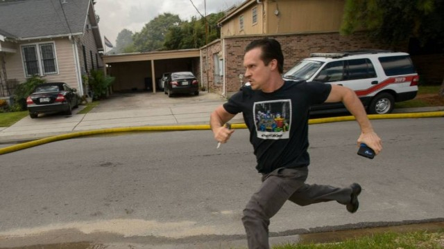 Escritor entra em casa pegando fogo para salvar seu computador; vídeo