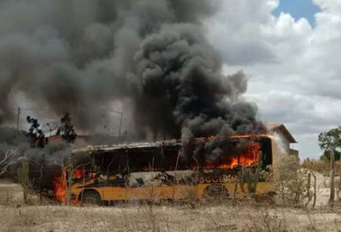 Araci- Ônibus escolar pega fogo na zona rural do município
