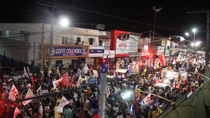 Ao som do ‘piseiro’ multidão invade o centro de Coité para receber Assis e Val