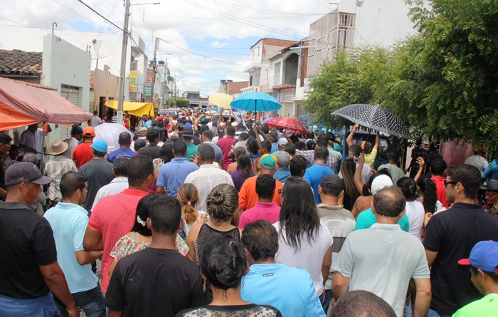 Cansanção – Paulinho faz caminhada pelas ruas da cidade e comenta resultado de pesquisa