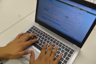 Para saber se teve a declaração liberada, o contribuinte deverá acessar a página da Receita na internet ou ligar para o Receitafone (146)