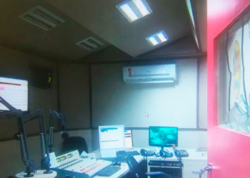 Bandidos invadem emissora de rádio e locutora pede socorro ao vivo em Aracaju