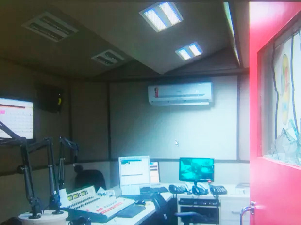Bandidos invadem emissora de rádio e locutora pede socorro ao vivo em Aracaju