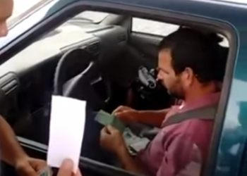 Casal tenta pagar gasolina com papel ‘ungido por Cristo’ que vale R$ 100: ‘Quero meu troco’
