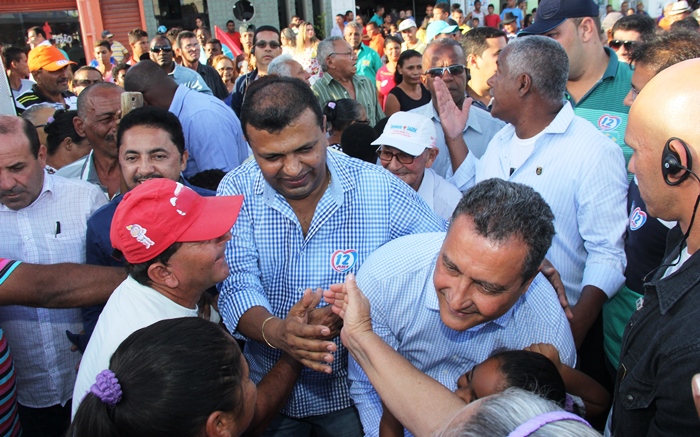 Rui e Ari receberam os cumprimentos da população | Foto: Raimundo Mascarenhas