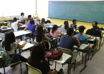 Novo plano do ensino médio usa meta antiga e exclui artes e educação física