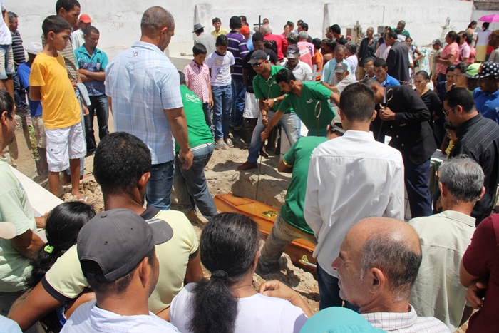 Coité – Corpos de evangélicos mortos em acidente na BA 411 são sepultados em Salgadália