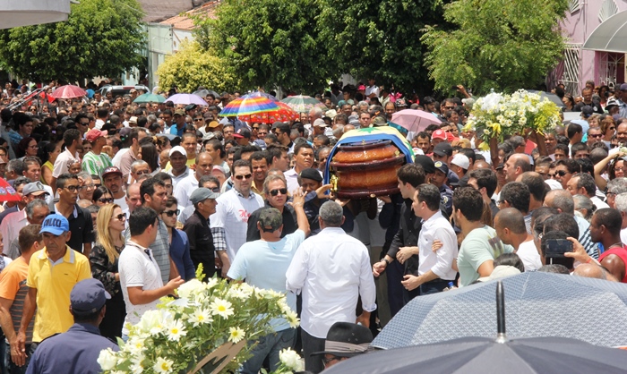 Saudado como herói na chegada do cemitério