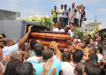 Sob forte comoção popular, corpo de Hamilton Rios é sepultado em Coité